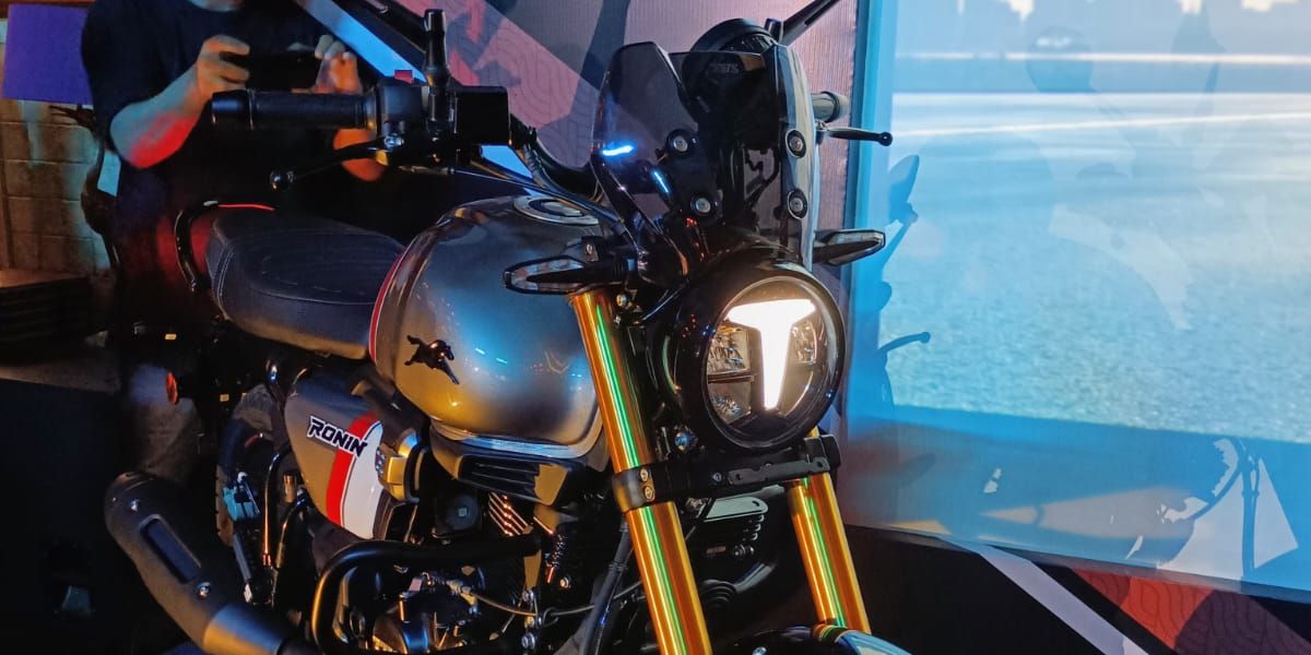 TVS Motor memperkenalkan RONIN Nimbus Edition di Indonesia, motor bergaya modern-retro yang siap bersaing di segmen pasar premium.