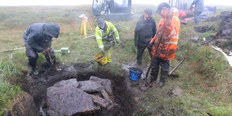 Arkeolog Temukan Kuburan Berusia Hampir 4.000 Tahun di Bukit Terpencil, Ada Kotak Batu Berisi Benda Misterius