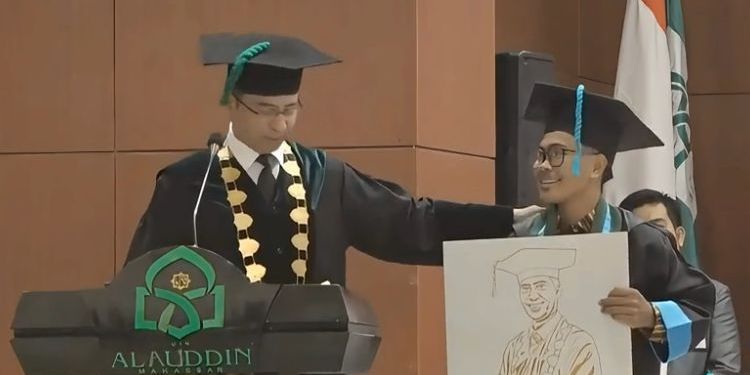 Viral Rektor UIN Alauddin Makassar Dapat Kejutan dari Seorang Wisudawan, Isi Pesannya Curi Perhatian