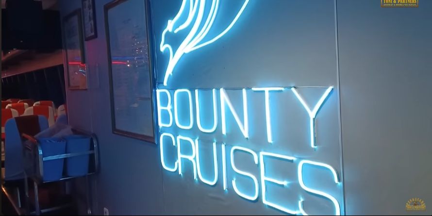 Pegi Setiawan Tersenyum & Bahagia, Refreshing Bareng Pengacara  Naik Kapal Pesiar Bounty Cruises