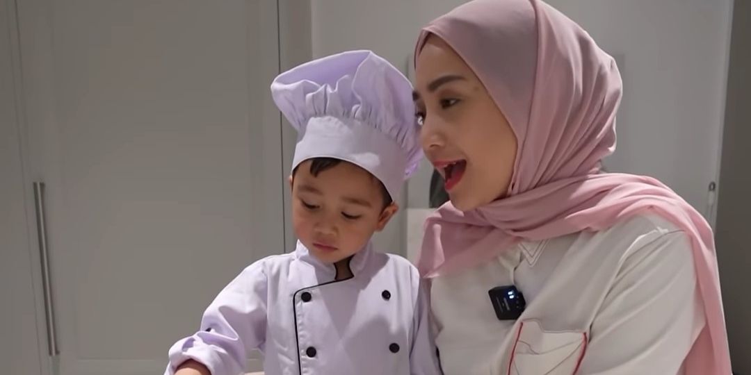 Foto-foto Rayyanza jadi Chef Bantu Mama Gigi di Dapur, Penampilannya Lucu dan Menggemaskan