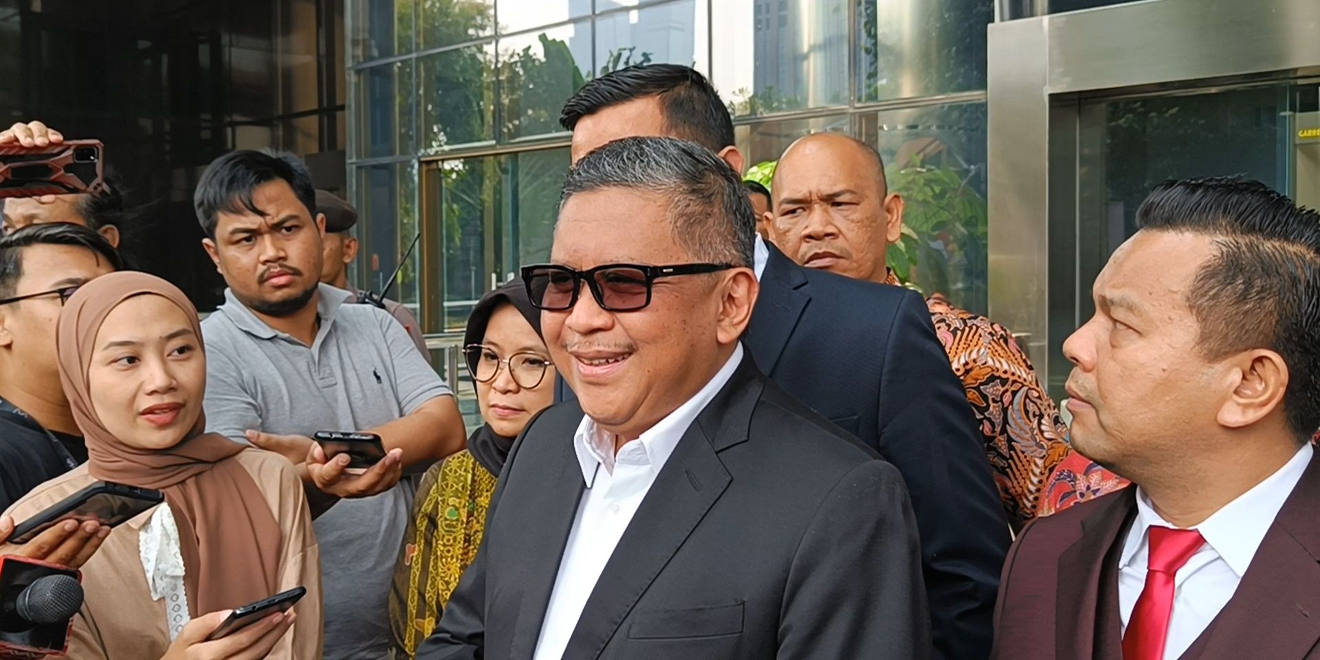 Senyum Lebar Sekjen PDIP Hasto Saat Dengar MK Ubah Aturan Pilkada