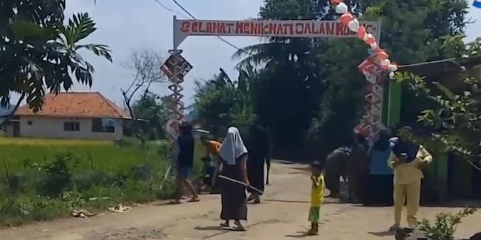 Cara Unik Warga Warunggunung Lebak Protes Jalan Rusak Pakai Gapura, Tuliskan Kalimat Satire