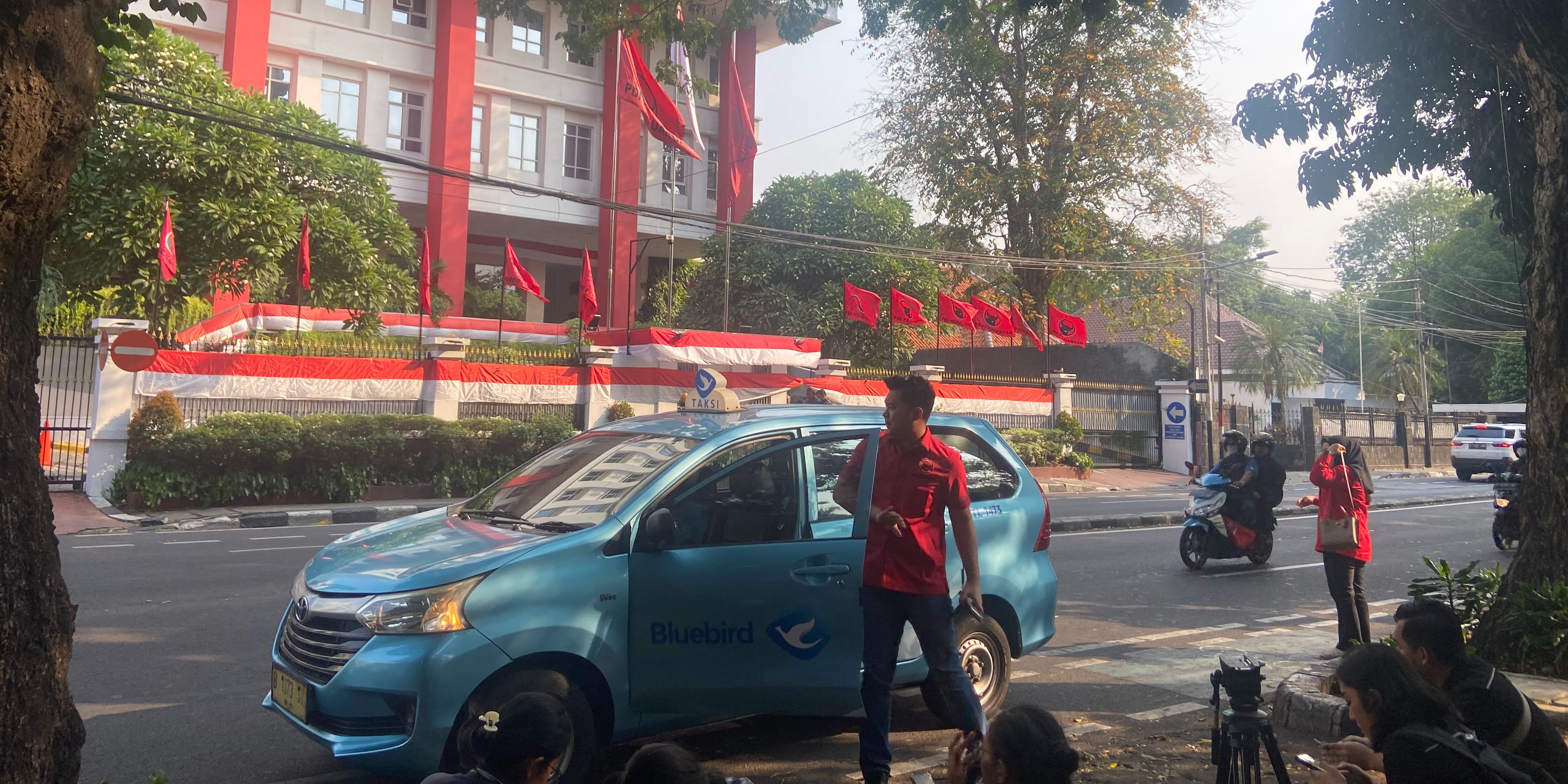 Hiruk Pikuk di Kantor DPP PDIP Usai Berpeluang Usung Cagub Sendiri Meski Tak Punya Kursi DPRD