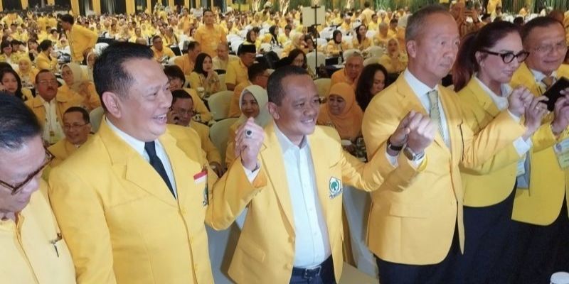 Momen Bahlil Gandeng Tangan Agus Gumiwang dan Bamsoet saat Tiba di Munas Golkar