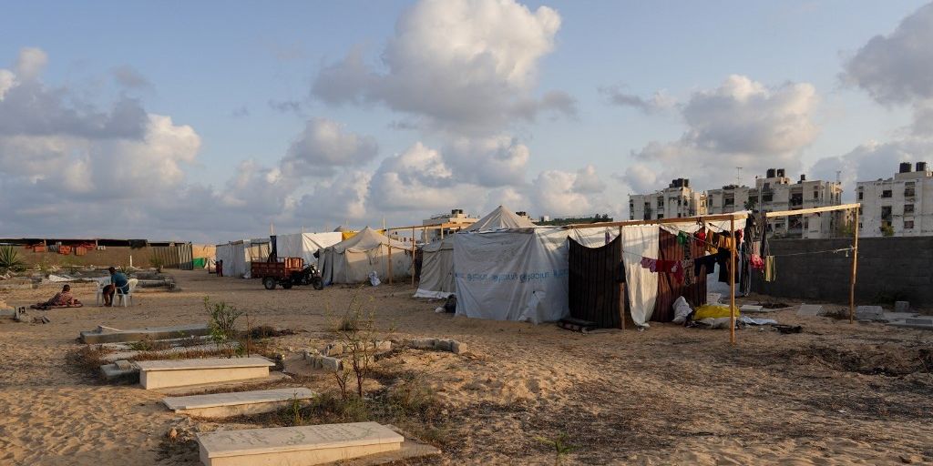 Seorang Ayah di Gaza Terus Memeluk Anaknya saat Tidur, Alasannya Amat Memilukan 'Jika Israel Membom Kami Mati Bersama'