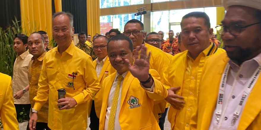 Jelang Ditetapkan sebagai Ketum, Bahlil Tiba di Munas Golkar Disambut Perempuan Cantik