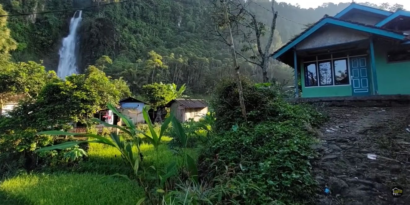 Halaman Rumahnya Langsung Berhadapan dengan Curug Eksotis, Begini Indahnya Kampung Lianggunung Cianjur