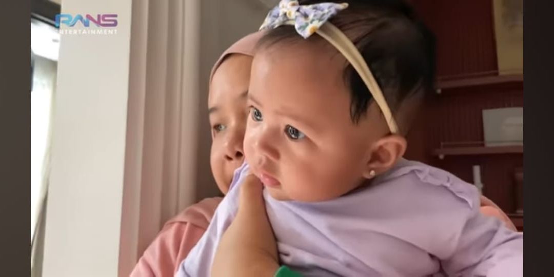 Potret Rafathar Potong Rambut di Rumah, Si Cantik Baby Lily Fokus Lihat Paras Ganteng Sang Kakak