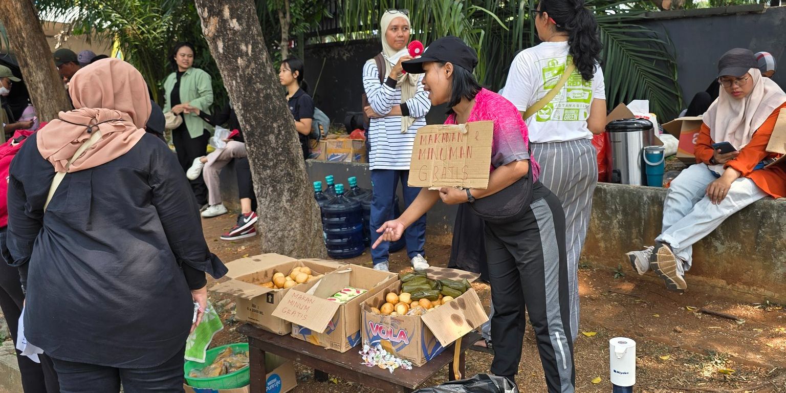 Emak-Emak Sediakan Makanan Gratis untuk Pendemo Kawal Putusan MK