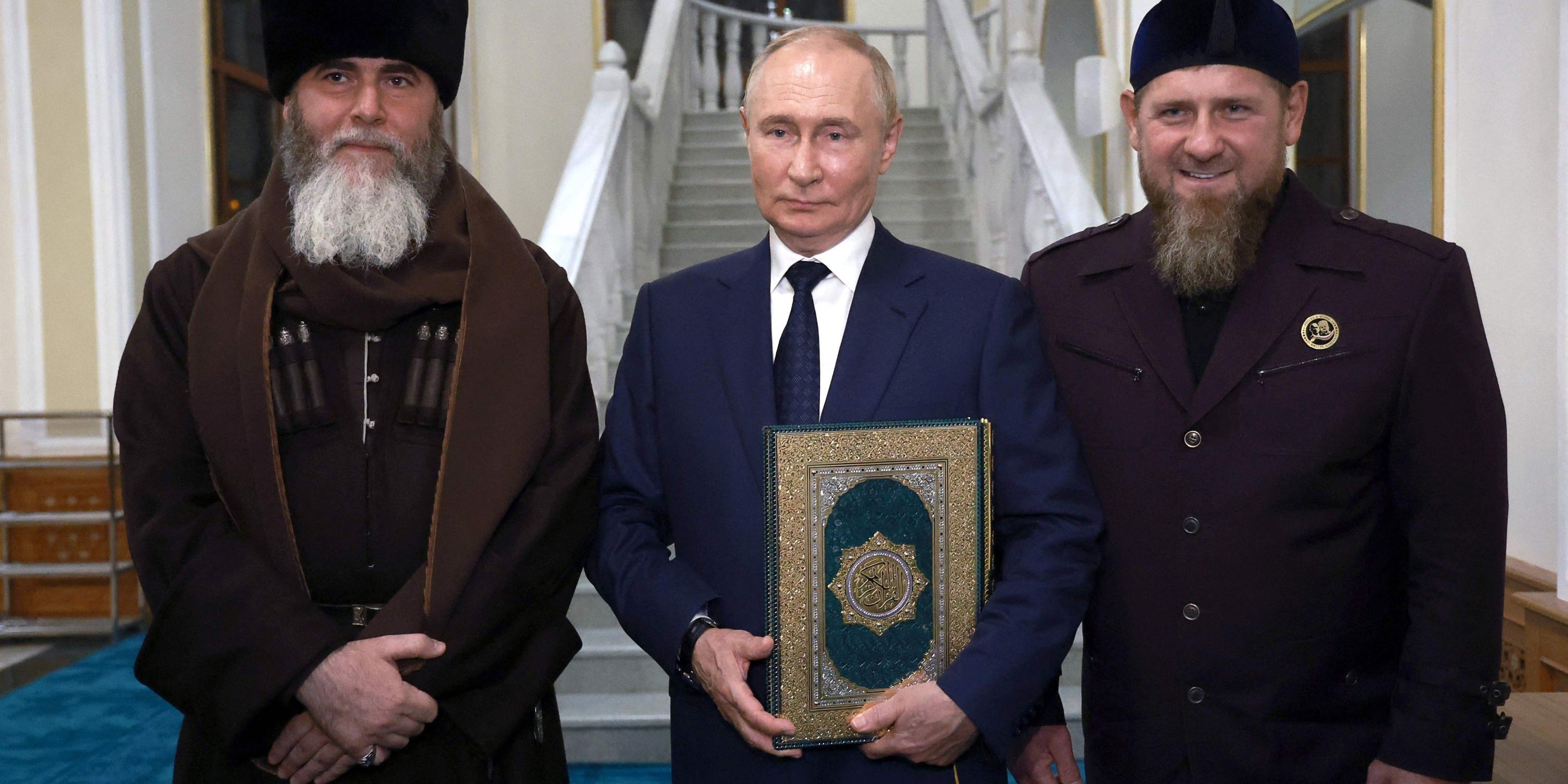 VIDEO Putin Cium dan Peluk Alquran Saat Kunjungi Masjid Nabi Isa di Chechnya