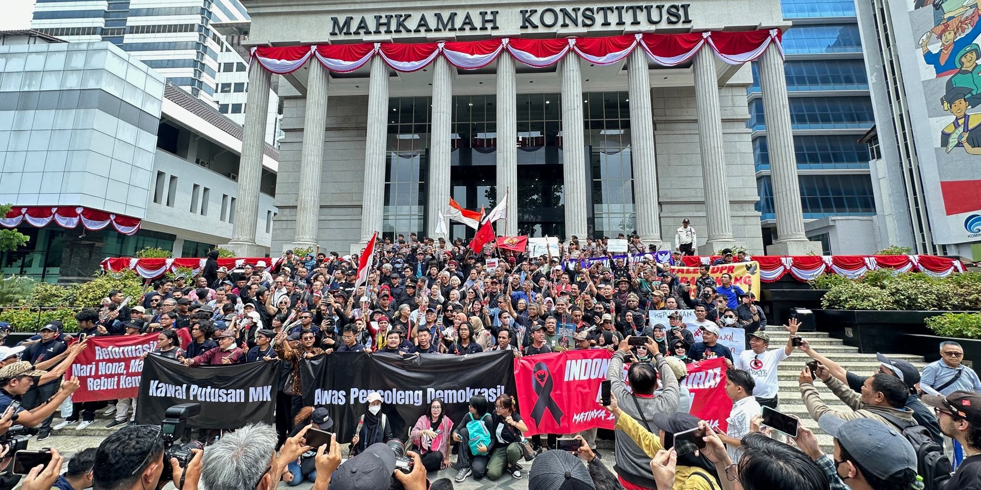 Situasi Terkini di Gedung MK: Massa Aksi Diterima dan Duduki Halaman