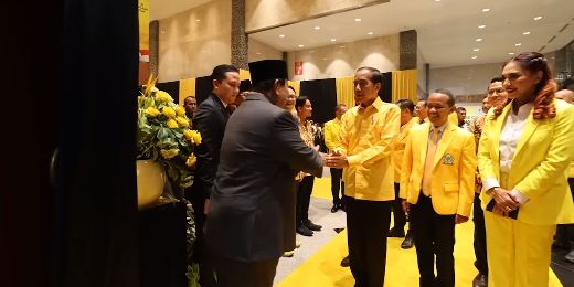 Senda Gurau Jokowi Berkemeja Kuning Dikagetkan Prabowo di Munas Golkar: Lho, Nguber Ya?