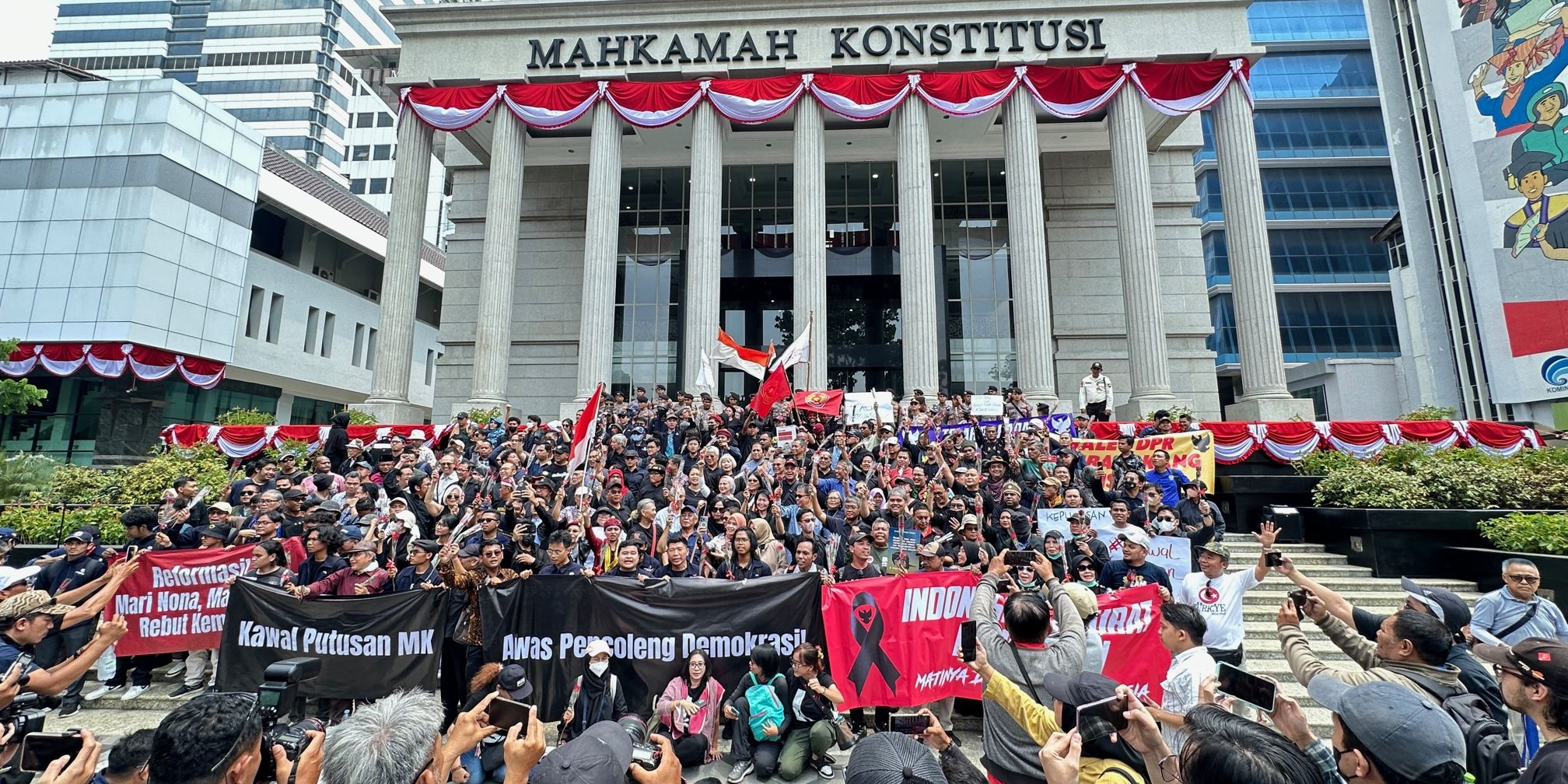 Demonstrasi di MK Bubar, Massa Pindah ke DPR RI