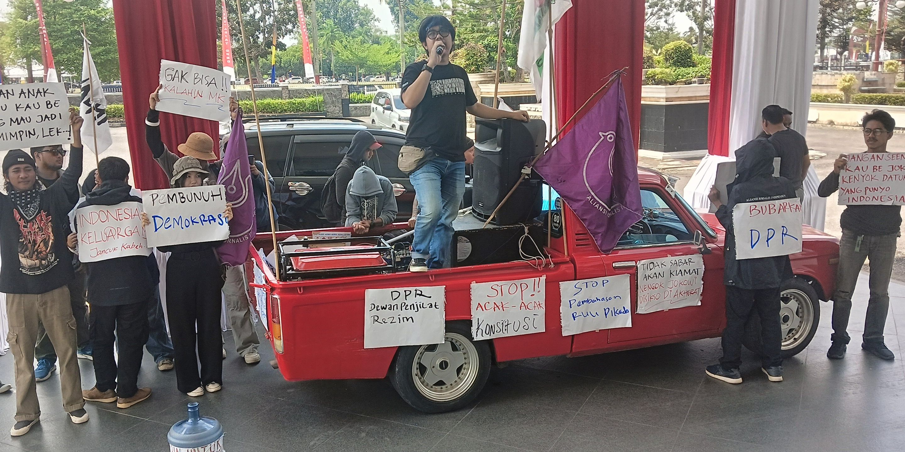 Demo di DPRD Jambi, Massa Tuntut Tolak RUU Pilkada