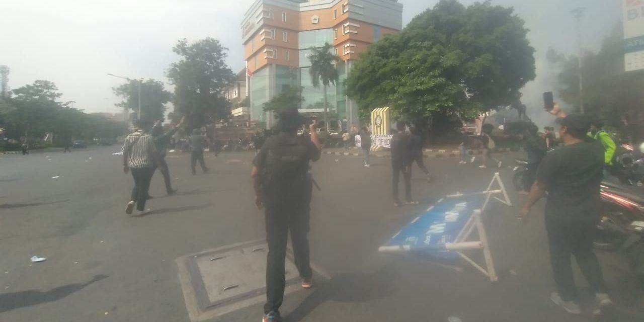 Situasi Terkini Demo di Semarang Memanas: Massa Coba Masuk Gedung DPRD, Polisi Tembak Gas Air Mata