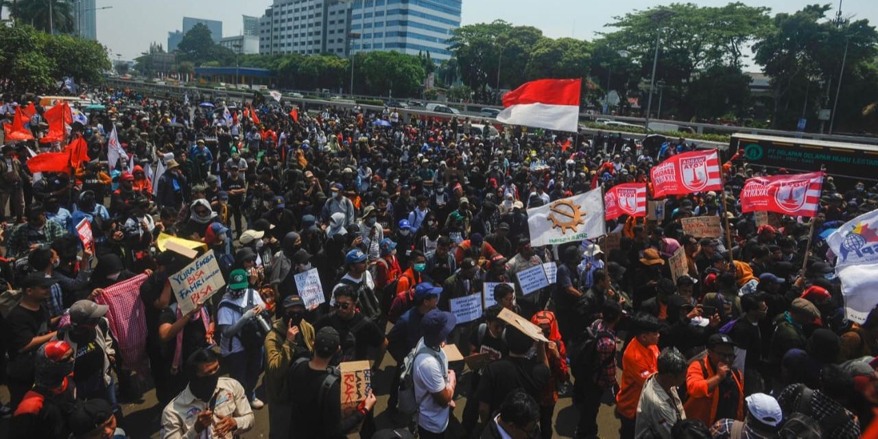 Situasi Terkini Demo Tolak Pengesahan RUU Pilkada di DPR, Massa Mulai Bakar-Bakar dan Rusak Pagar