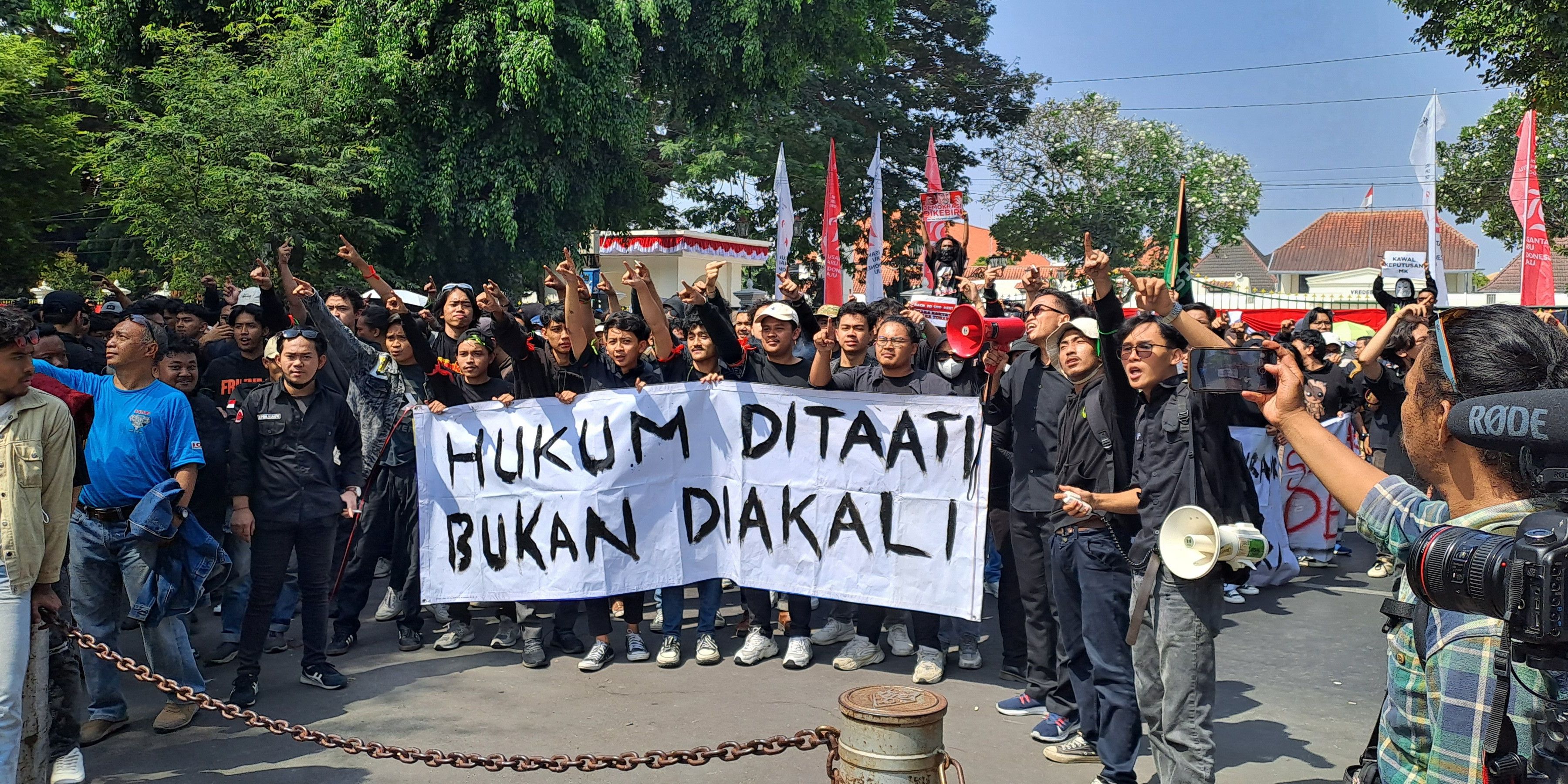 Demo di Depan Istana Yogyakarta, Ribuan Massa Tuntut Jokowi Turun