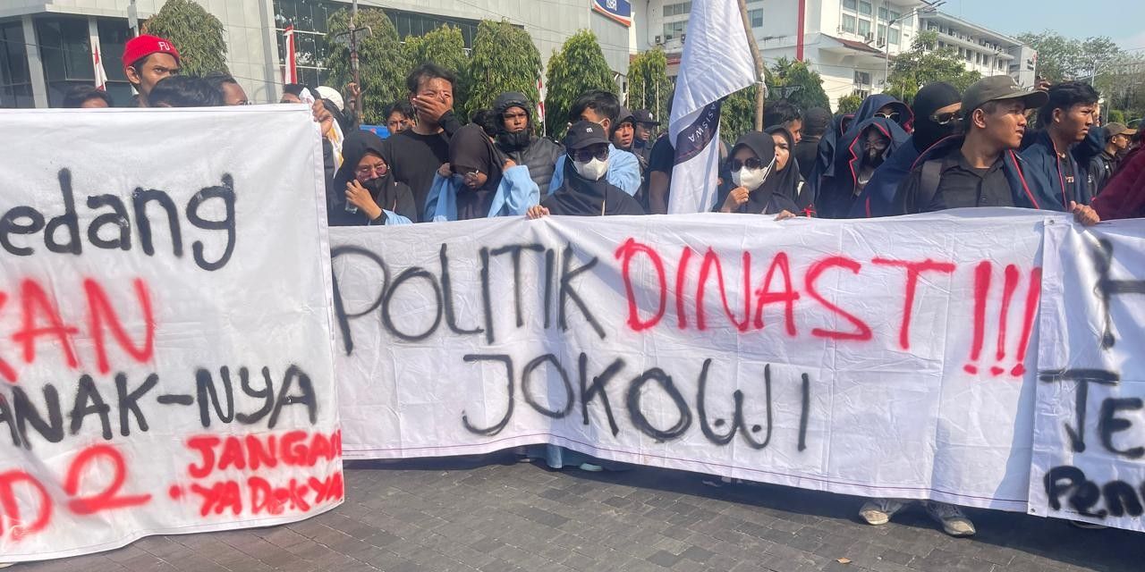 Massa Aksi di Solo Minta Jokowi Pulang Kampung