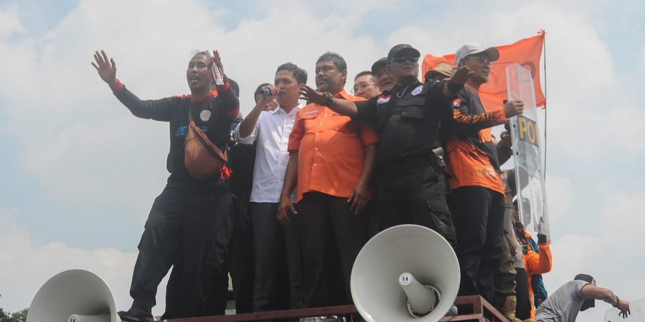 VIDEO: Momen Politisi Gerindra Habiburokhman Dilempari Botol Pendemo 