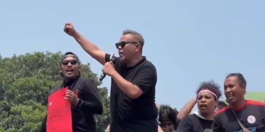 Momen Abdel Achrian saat Ikut Berorasi di Depan Massa Aksi Demo: DPR Lawak!