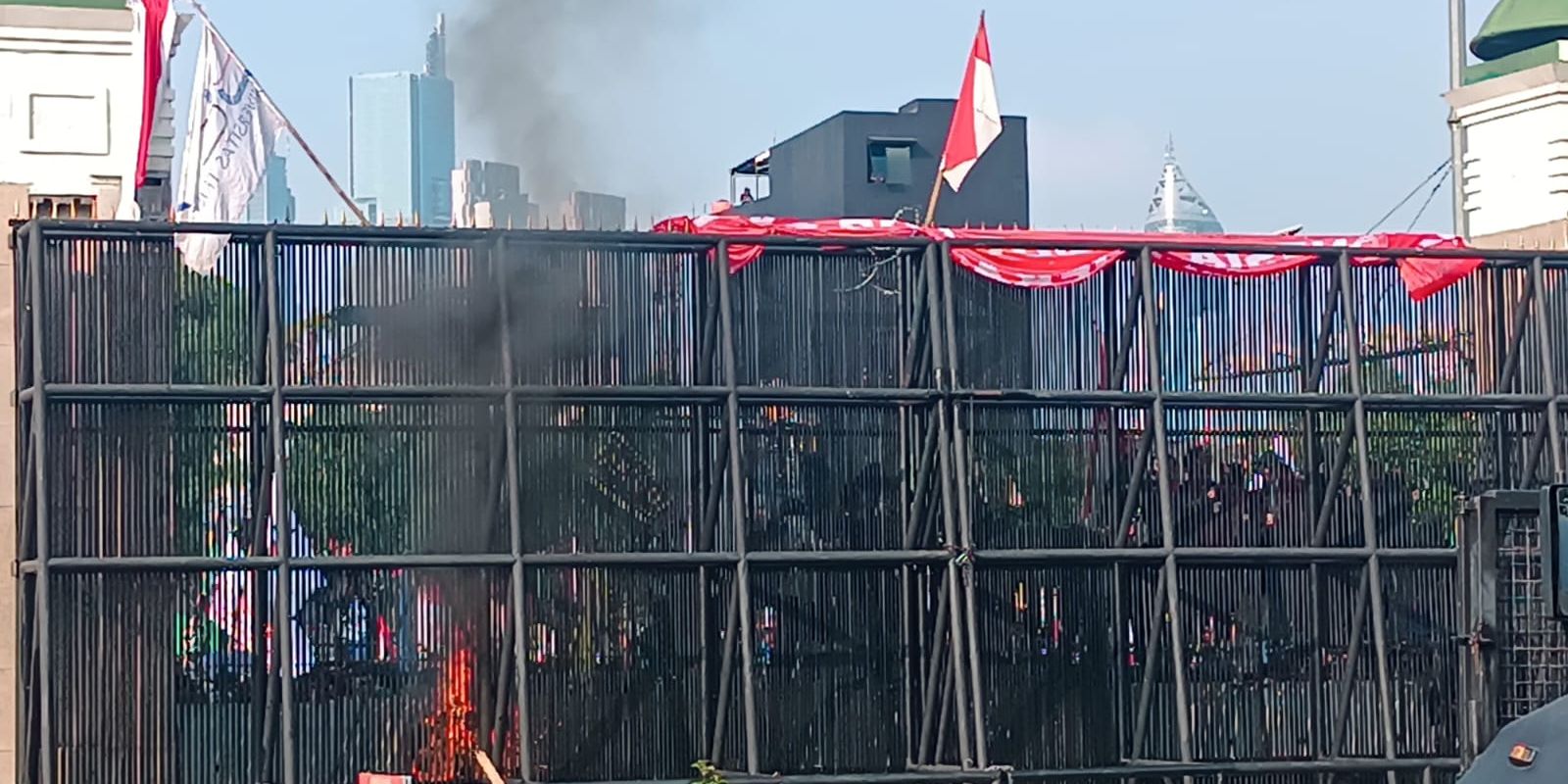 Situasi Terkini di Depan Gedung DPR: Gerbang Dijebol hingga Ledakan Petasan Menggema, Dibalas Watercannon