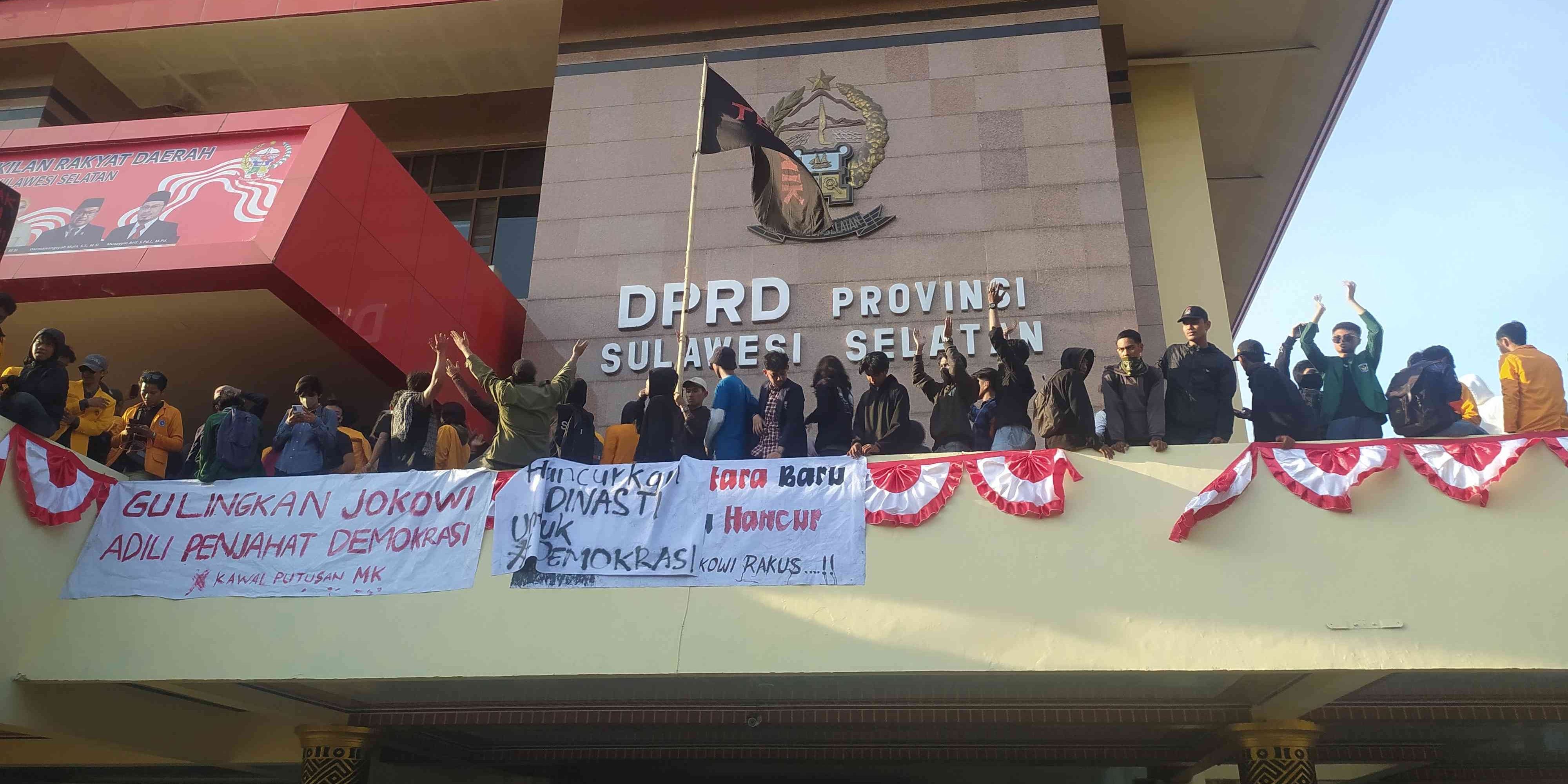 Mahasiswa Demo Kawal Putusan MK hingga Duduki DPRD Sulsel di Tengah Kunjungan Iriana ke Makassar