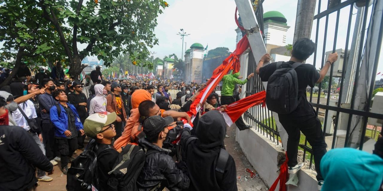 Situasi Terkini di Gedung DPR: Demonstran Tutup Tol Dalam Kota Arah Slipi