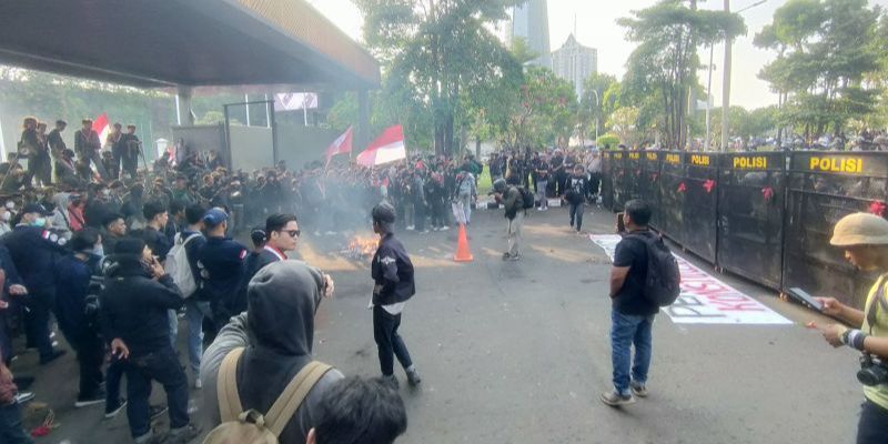 Kini Demonstran Robohkan Gerbang Belakang DPR RI, Polisi Siaga Barikade