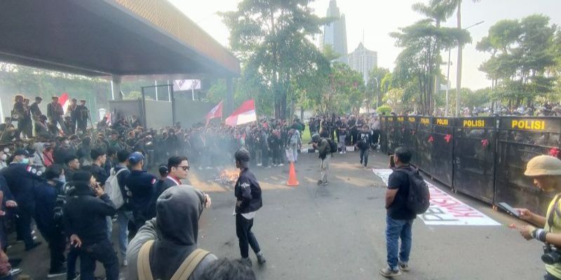 VIDEO: Situasi Terkini Usai Pagar DPR Dijebol Pendemo & Api Berkobar, Polisi Bertameng Siaga Penuh