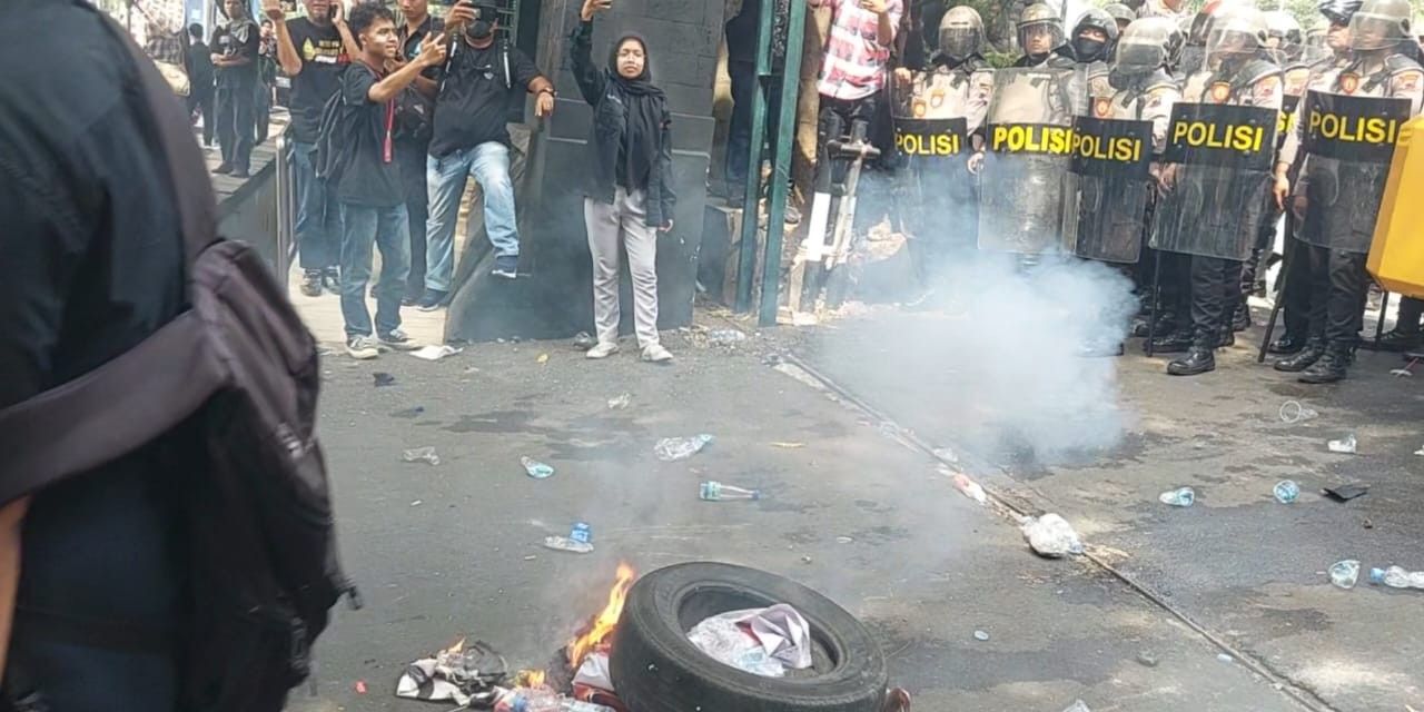 Demo Tolak RUU Pilkada di DPRD Jateng Ricuh, Puluhan Mahasiswa Alami Luka