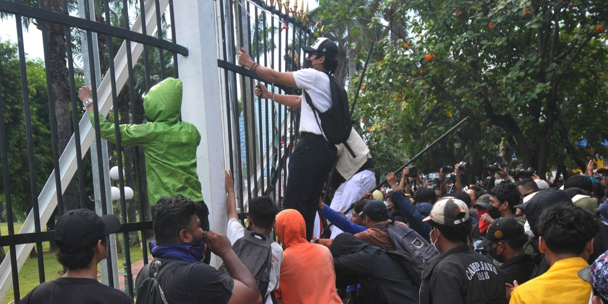 VIDEO: Makin Panas, Situasi Terkini Demonstran Ditangkap Usai Pagar DPR Dijebol