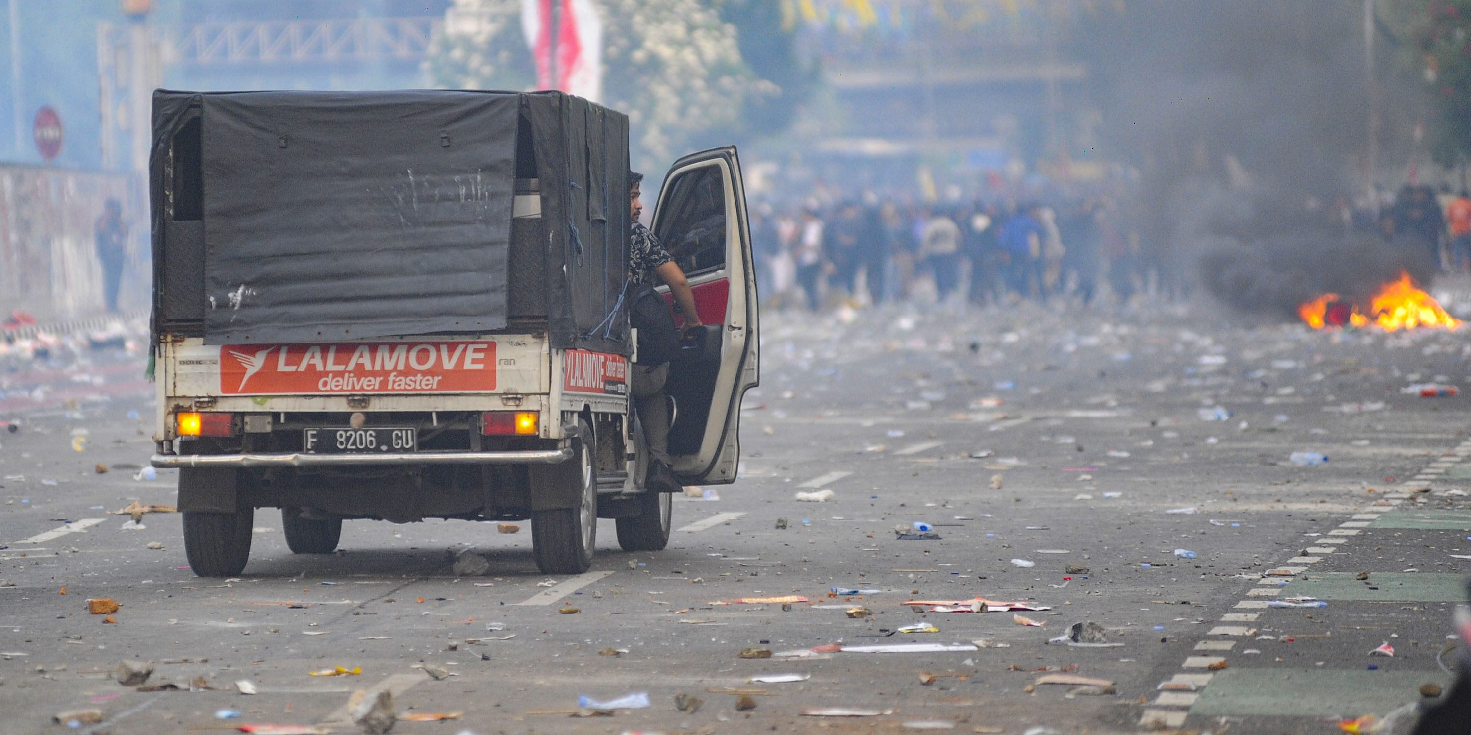 VIDEO: Situasi Terkini Api Berkobar Dekat DPR, Massa Aksi Bertahan Hingga Malam Hari