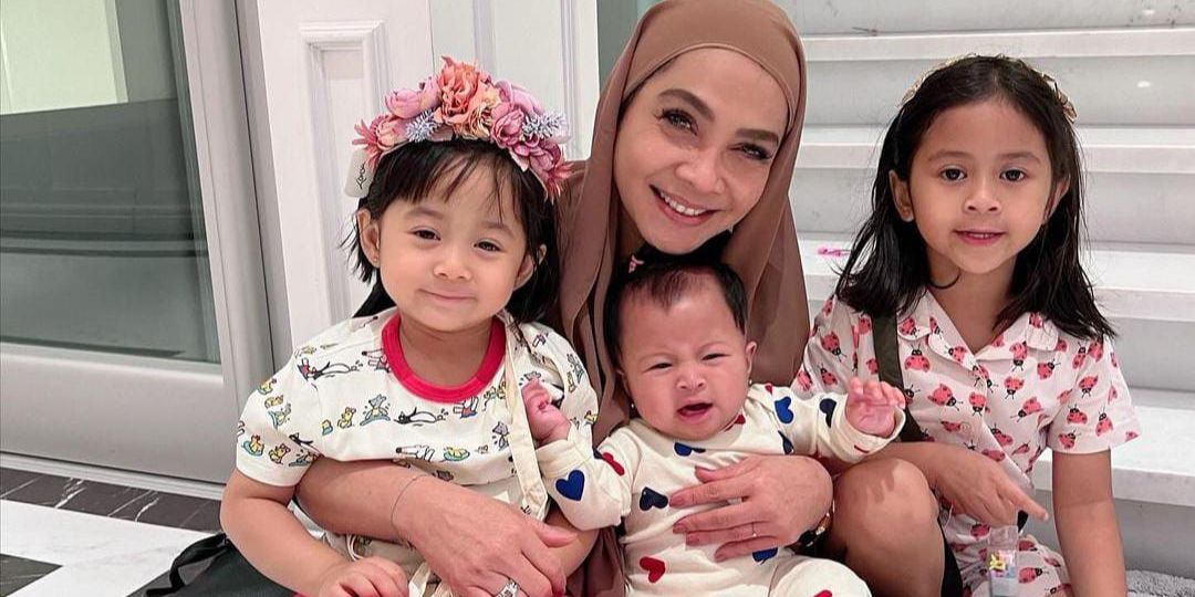 Potret Bahagia Rieta Amilia Bareng Cucu, Netizen Heran Baby Lily Selalu Nangis saat Bareng Sang Nenek