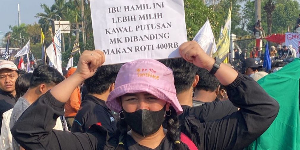 Mengaku Ngidam, Aksi Ibu Hamil Ikut Demo Ini Viral Curi Perhatian