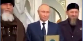 Momen Presiden Putin Masuk Masjid Lalu Cium & Peluk Alquran, ini Videonya