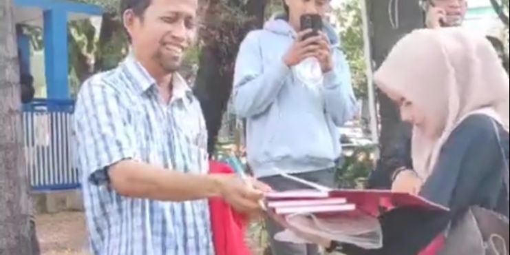 Demi Dapat Tanda Tangan ACC, Mahasiswi Ini Hampiri Dosen Pembimbingnya yang Sedang Demo