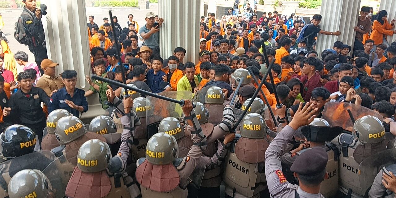 Ricuh Demo di Gedung DPRD Jambi, Sejumlah Mahasiswa Terluka