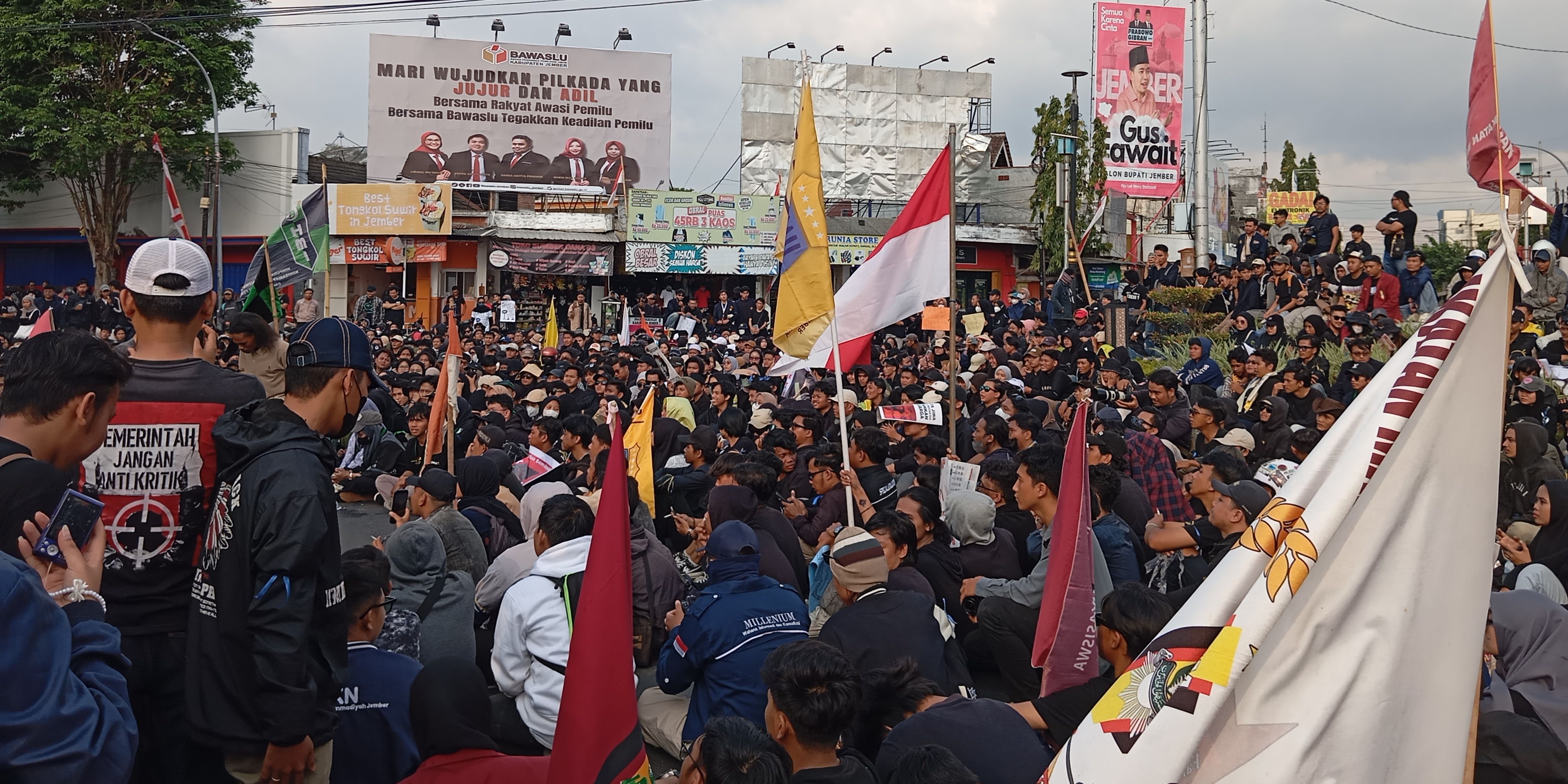 Tolak Politik Dinasti, Ribuan Mahasiswa di Jember Demo Kawal Putusan MK