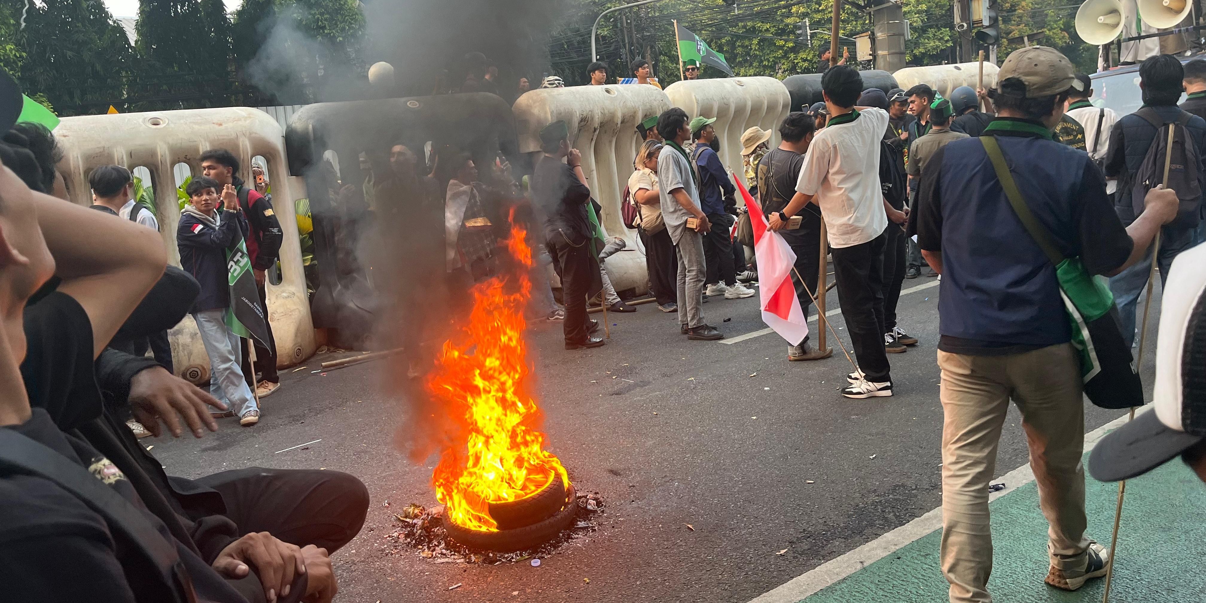 Geruduk KPU, Mahasiswa Bakar Ban Tuntut Terbitkan PKPU sesuai Putusan MK