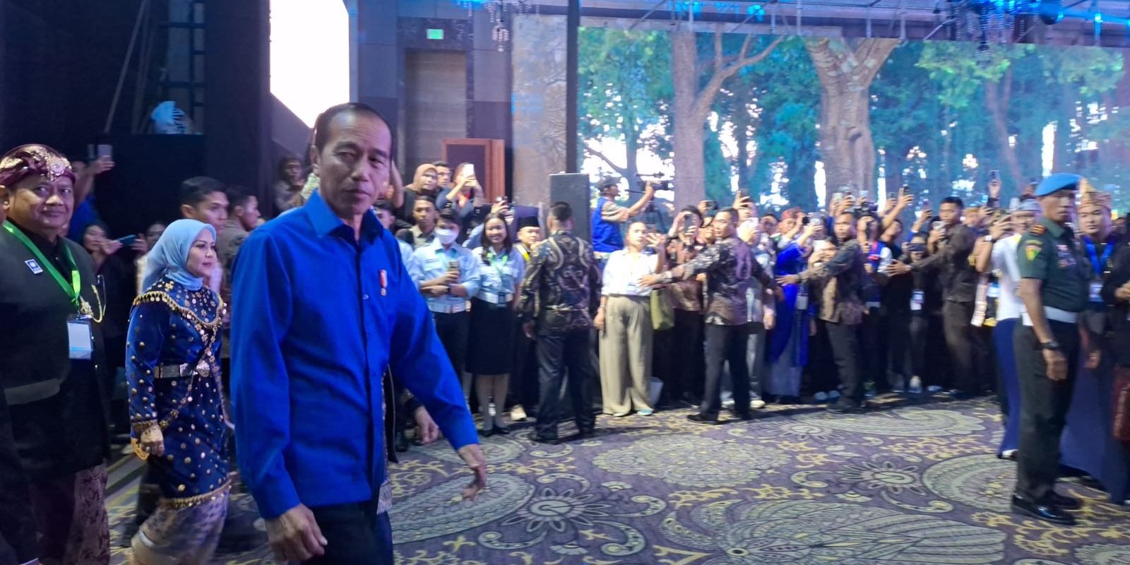 Kompak Berpakaian Biru, Jokowi, Gibran dan Bobby Nasution Hadiri Kongres VI PAN