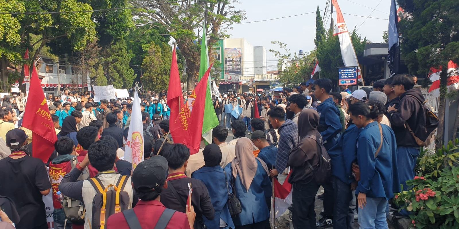 Aksi Mahasiswa Tolak Revisi UU Pilkada di Garut Berujung Ricuh