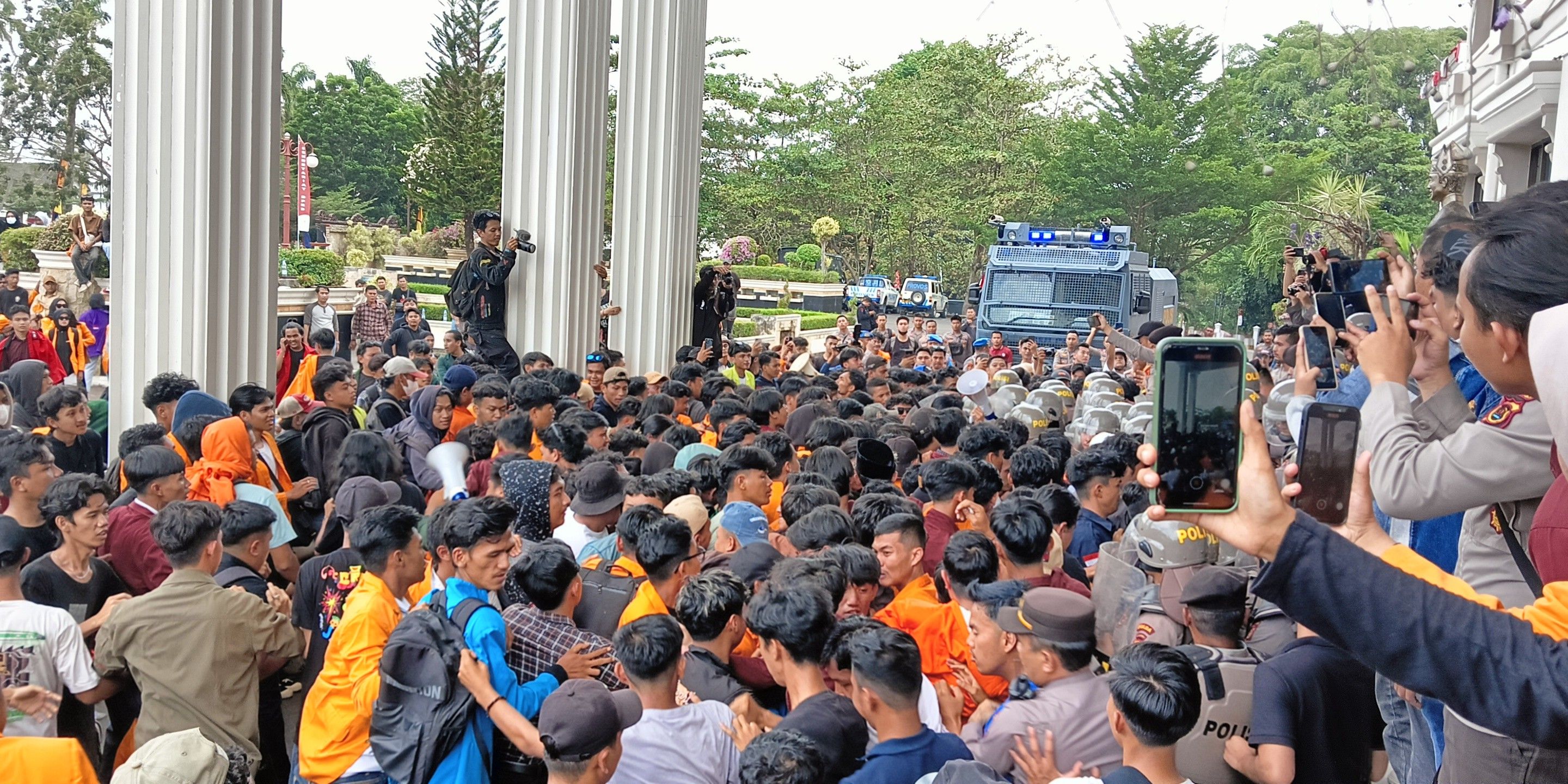 Demo di Bandung Ricuh, Satu Mahasiswa Terancam Buta Karena Luka