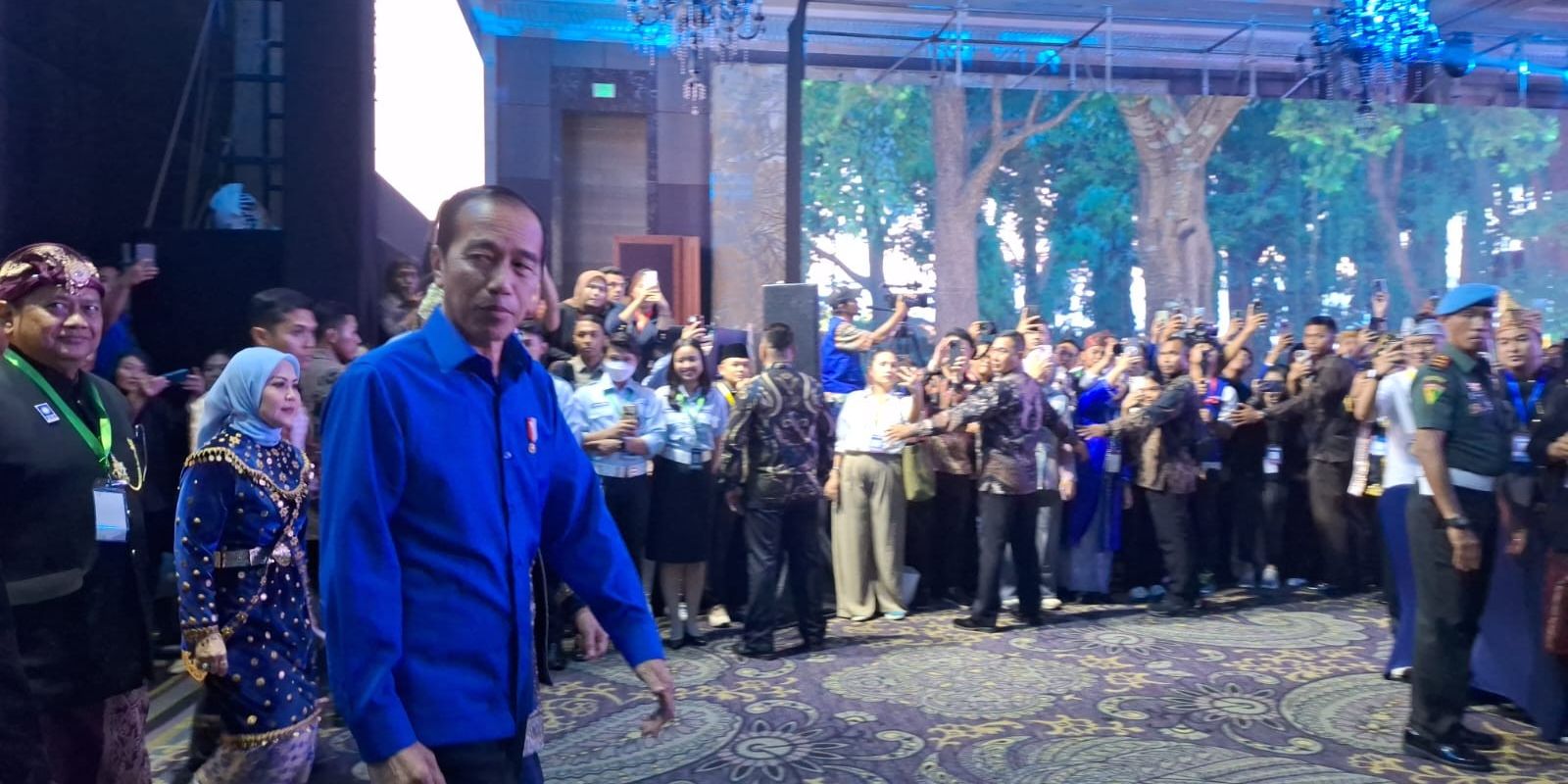 Jokowi Kagum Lihat Iklan PAN di Times Square: Pak Zulkifli Hasan Pakai Baju Biru Ganteng Sekali