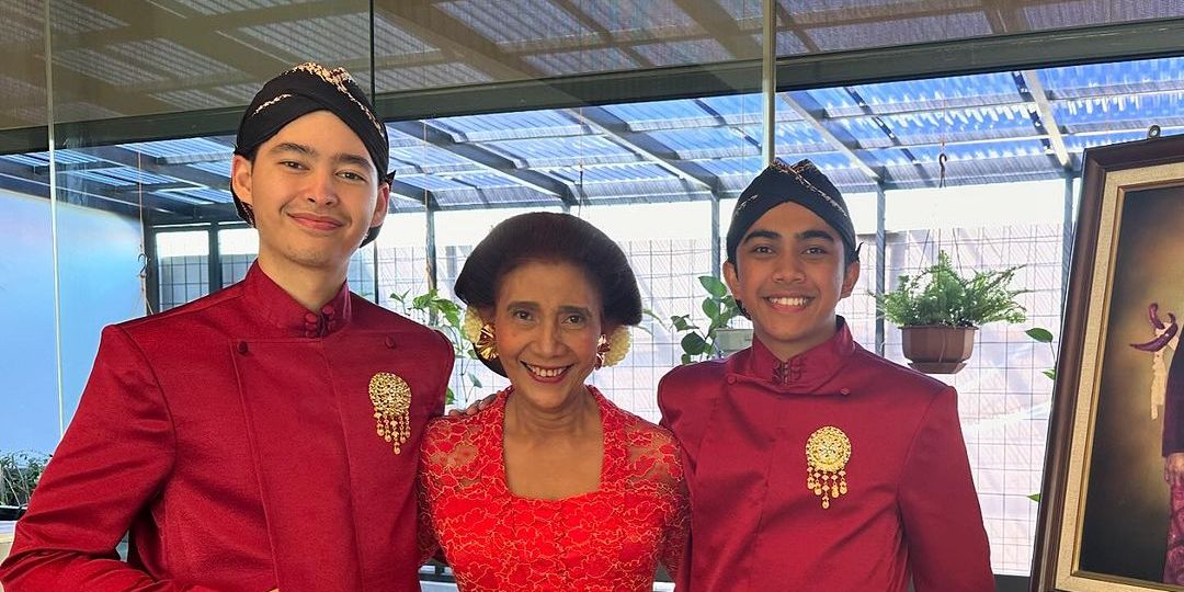 Susi Pudjiastuti Anggun Berkebaya Dipelukan Dua 'Pangeran' Tampan, Potretnya jadi Sorotan