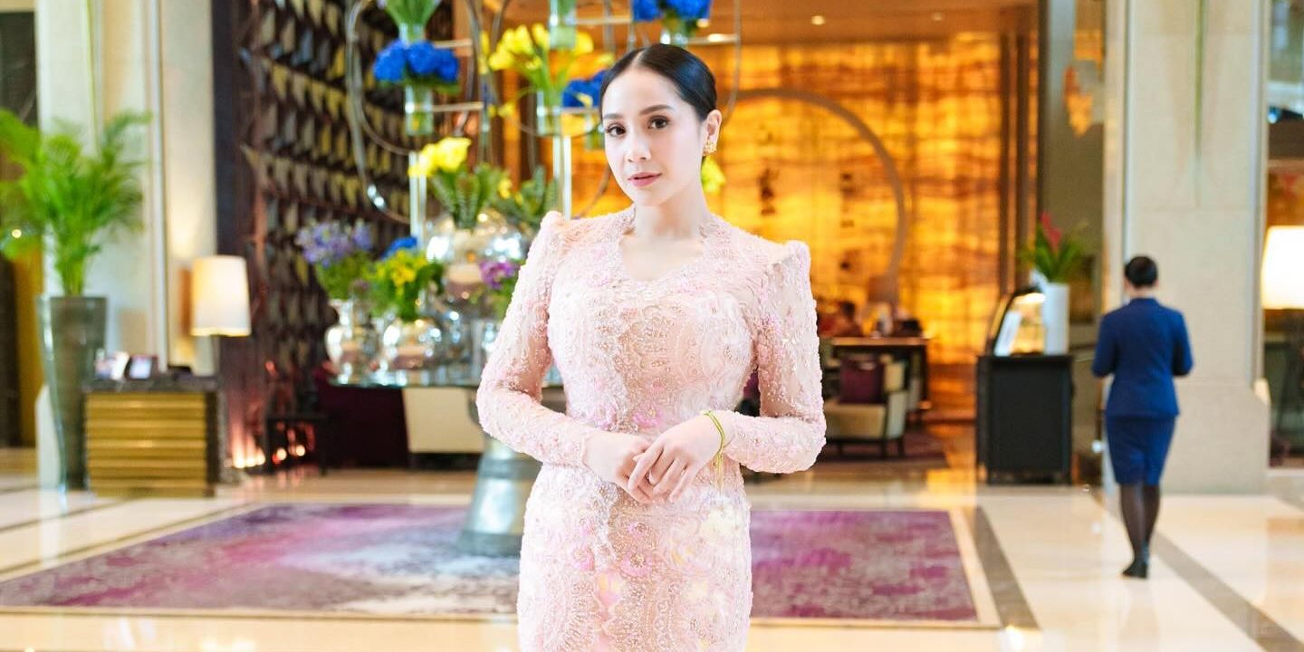 Hadiri Acara di Bangkok, Potret Cantik Nagita Slavina Berkebaya Disebut Aura Ibu Pejabat