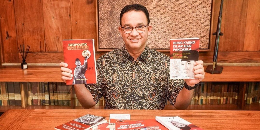 Usai Sowan ke DPD PDIP Jakarta, Anies Baswedan Pamer Buku Bung Karno sampai Megawati