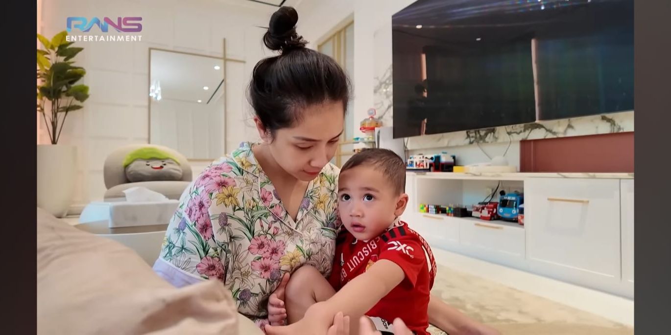 Diminta Beli Kado Untuk Rafathar, Lucunya Rayyanza Rayu Nagita Slavina Agar Dibelikan Juga