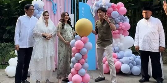 Potret Gender Reveal Vicy Melanie Istri Kevin Aprilio, Begini Ekspresi Bahagia Memes saat Tahu Jenis Kelamin Calon Cucu Pertama