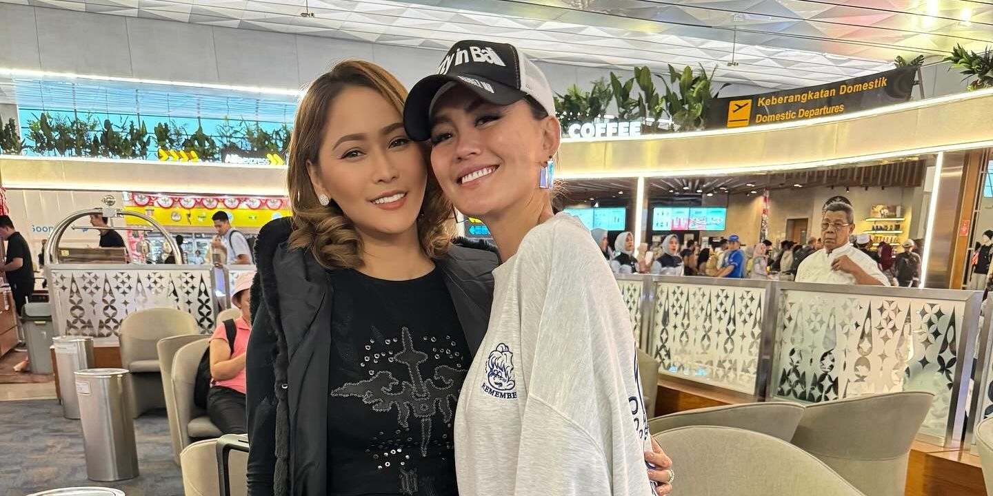 Bertemu di Bandara, Momen Inul Daratista Happy Foto Bareng Agnez Mo '22 tahun Baru Kesampaian Foto Bareng'